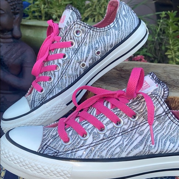 🦓 Glittery Silver Metallic Zebra Striped Converse - Picture 9 of 16